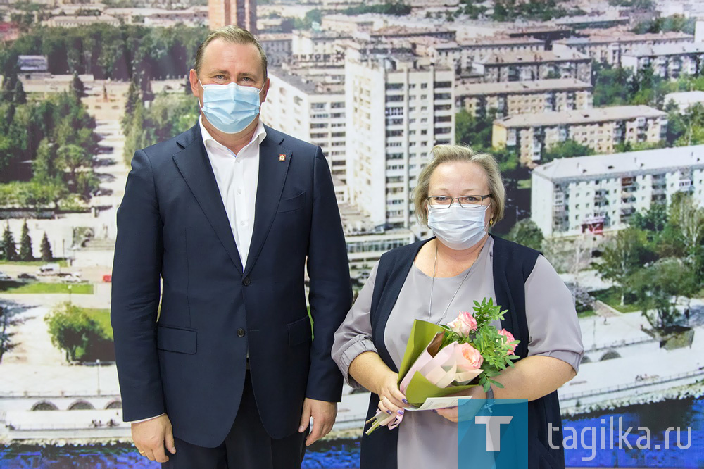 Владислав Пинаев наградил учителей Нижнего Тагила