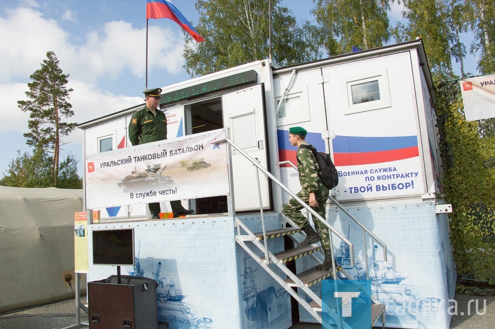 Весь день на полигоне работал мобильный пункт отбора на военную службу по контракту в уральский танковый батальон. Приглашали мужчин от 18 до 40 лет. Как рассказала Татьяна Французова, проводившая тестирования, обратились 32 тагильчанина. Восемь успешно прошли испытания на профпригодность и написали заявления. Теперь им предстоит собрать пакет документов и получить "добро" на медкомиссии. Служить смогут в любом уголке России. В следующем году будут отмечать День танкиста как профессиональный праздник.

Татьяна Шарыгина
Фото Сергея Казанцева