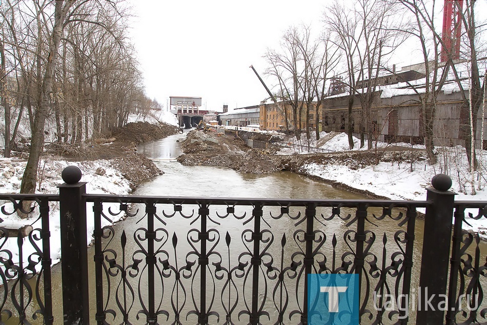 Предпаводковый сброс воды в Леневском водохранилище тормозят ремонтные работы на подпорной стенке завода-музея, разрушенной сильным паводком 2016 года. Об этом на заседании противопаводковой комиссии сообщил главный инженер ЕВРАЗ НТМК Денис Корякин. По его словам, уровень воды в Леневском водохранилище выше необходимого на 62 сантиметра.
- С 15 марта, когда должна быть готова подпорная стенка завода-музея, теоретически мы можем выйти на предпаводковый уровень, если не будет ограничений по объемам сброса воды, - сообщил представитель комбината.