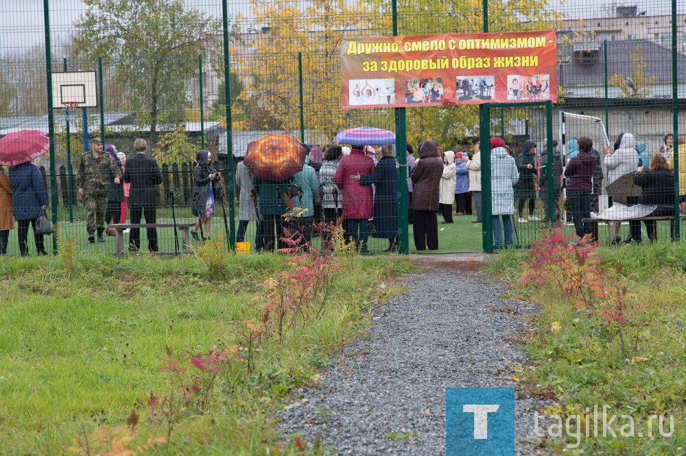 День открытых дверей в «Золотой осени»

В первой половине дня в «Золотой осени» прошли спортивно-развлекательные «Веселые старты» на спортивной площадке, был практикум популярной скандинавской ходьбы. Конечно, не обошлось без тренингов и мастер-классов. 

Людмила Погодина
Фото Сергея Казанцева