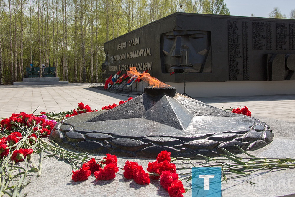 Управляющий директор ЕВРАЗ НТМК возложил венок к мемориалу павшим металлургам