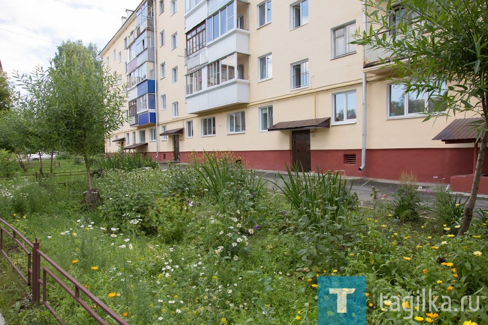 Второе место в номинации «Дом» жюри присудило девятиэтажке №13 на улице Зари, управляемой ТСЖ. Их ближайшие соседи – ТСЖ «Зари,11», удержали пальму первенства в номинации «Лучший двор», завоеванную в прошлом году. Силами инициативных жителей сохранены в лучшем виде все постройки, газоны и цветники, за минувший год они посадили немало деревьев, облагородили новый кусок земли и создали живую изгородь в торцевой части дома. Второе место отдано двору на улице Верхней Черепанова, 19а, 21а, 23а, 27а, на благоустройство которого управляющей компанией собственники выделили средства.