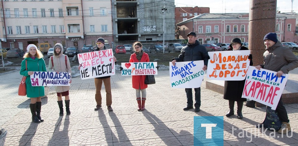 Учитывая, сколько человек снимали происходящее на видеокамеры и мобильные телефоны, в Интернете скоро будет достаточно роликов с подробностями митинга. Как отметил один из зрителей, эту встречу можно было бы назвать – «Отцы и дети. Битва поколений». За что бились? Молодежь и люди среднего возраста во главе с Камилой Мориак и актером драматического театра Василием Мещангиным, который несколько лет назад перешел сюда из Молодежного, требовали отправить на пенсию художественного руководителя и режиссера Владимира Вейде и вернуть в театр уволенную актрису Анну Каратаеву. А представители старшего поколения (в основном в лице члена Союзов писателей и журналистов РФ Василия Овсепьяна) доказывали, что 25 лет назад Вейде создавал этот театр «с нуля», его ученики с успехом работают в столичных театрах и он имеет заслуженное право сам выбирать репертуар.
