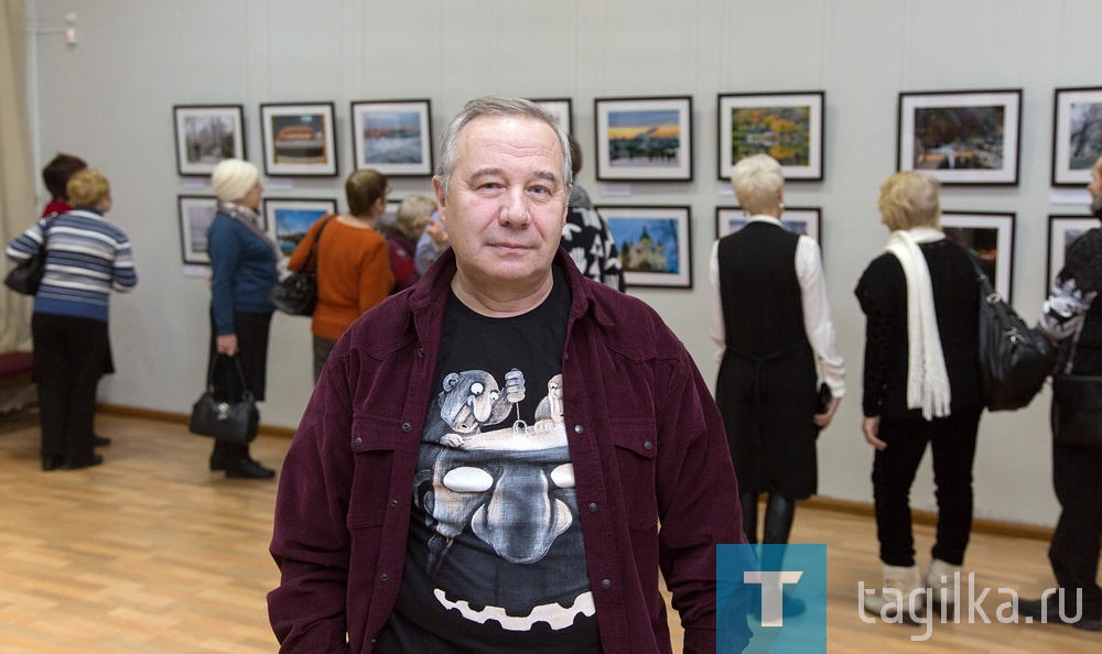 Шел по Нижнему Тагилу фотограф…


В выставочных залах музея-заповедника «Горнозаводской Урал» открылась первая выставка проекта «Мастера тагильской фотографии». Первым представил свое творчество вниманию публики Тимофей Дубинин.

«Шел по городу фотограф» (12+) – это более 40 работ, созданных за последние три года. «Рябиновая ротонда», «После грозы», «Пестрый зонтик», «Осеннее настроение», «Тагильская старина», «Туманный палантин», «Зимнее утро»… На выставке представлены пейзажи, зарисовки, картинки, подсмотренные на улицах города.

Сотрудники музея посвятили выставку 50-летию творческого пути фотомастера, ведь впервые он взял в руки фотоаппарат «Любитель» в возрасте 12 лет.

Все выступавшие отмечали особое чувство юмора Тимофея Дубинина, его умение в одном кадре показать суть события. Выставка будет работать только до 17 января, успевайте.

Людмила Погодина
Фото Сергея Казанцева