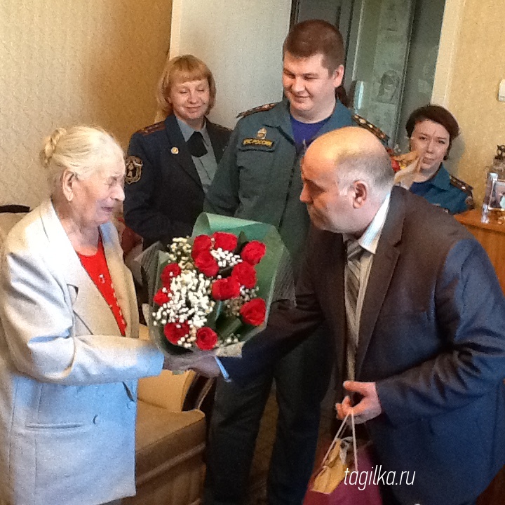 Тагильчанке вручили юбилейную медаль, посвященную 370-летию пожарной охраны России