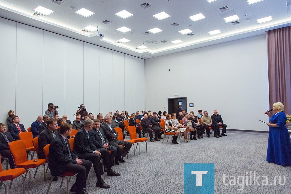 На торжественном приеме глава города вручил представителям предприятий и организаций дипломы «Лучший благотворитель года», почетные грамоты и благодарственные письма. Специальным призом – кубком «Не словами, а делами!» награжден коллектив НПК «Уралвагонзавод». Звание «Лучший благотворитель города Нижний Тагил» получили коллективы предприятий, трижды удостоенные звания «Лучший благотворитель года», - ЗАО «Стройкомплекс», ООО СК «Тагил» и телекомпания «Телекон»