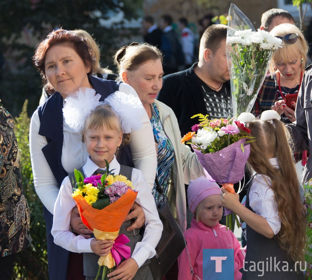 В учебных заведениях Нижнего Тагила с 9.00 начались праздничные первосентябрьские линейки. Там, где учащихся много, их проводят дважды – утром и днем.