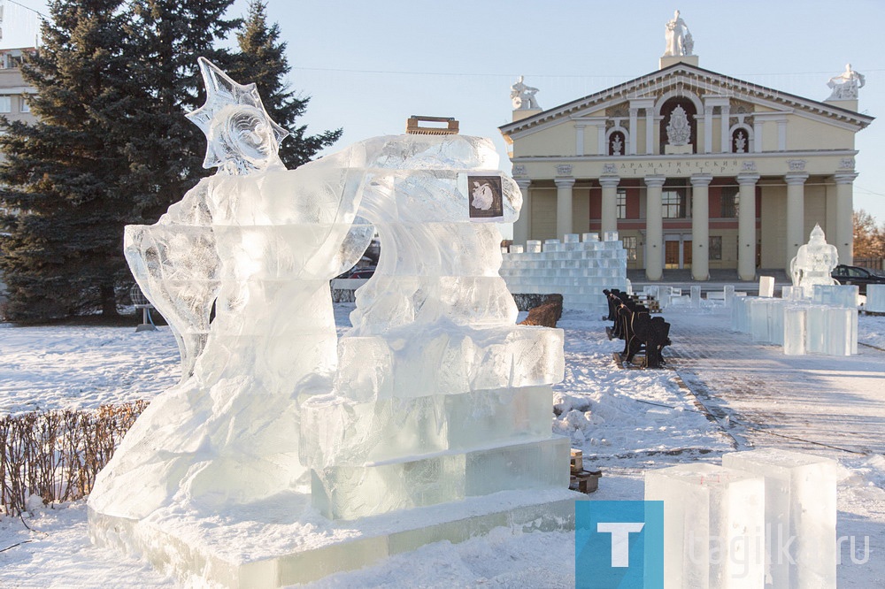 На Театральной площади идет строительство ледового городка