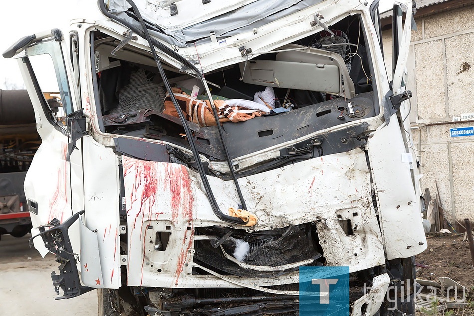 Тягач въехал в жилой дом.

Больше всего в ДТП пострадала угловая квартира 78-летней Анны Адреевны Аршиновой. Женщина сильно переживает, все время плачет. Она живет вместе с дочерью и тремя внуками. Старший и средний внуки - школьники, младший – детсадовец. Пенсионерка говорит, что это уже не первое ДТП, когда машины вылетают с дороги в их дом. Именно поэтому построили небольшую деревянную ограду, она-то и спасала какое-то время. Но не в этот раз. 
