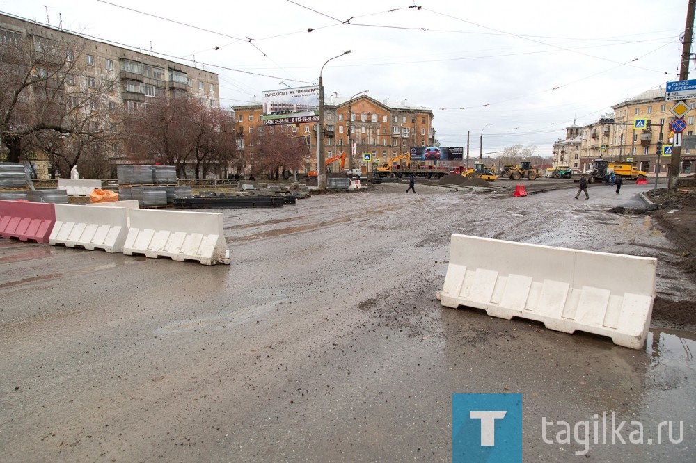 К первому ноября обещали полностью открыть автомобильное движение на улицах Космонавтов и Победы, однако строители не успели завершить ремонт перекрестка Космонавтов-Фрунзе.