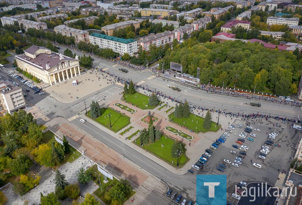 Шествием военной техники отметили тагильчане 100-летие отечественного танкпрома и 75-годовщину Победы в Великой Отечественной войне