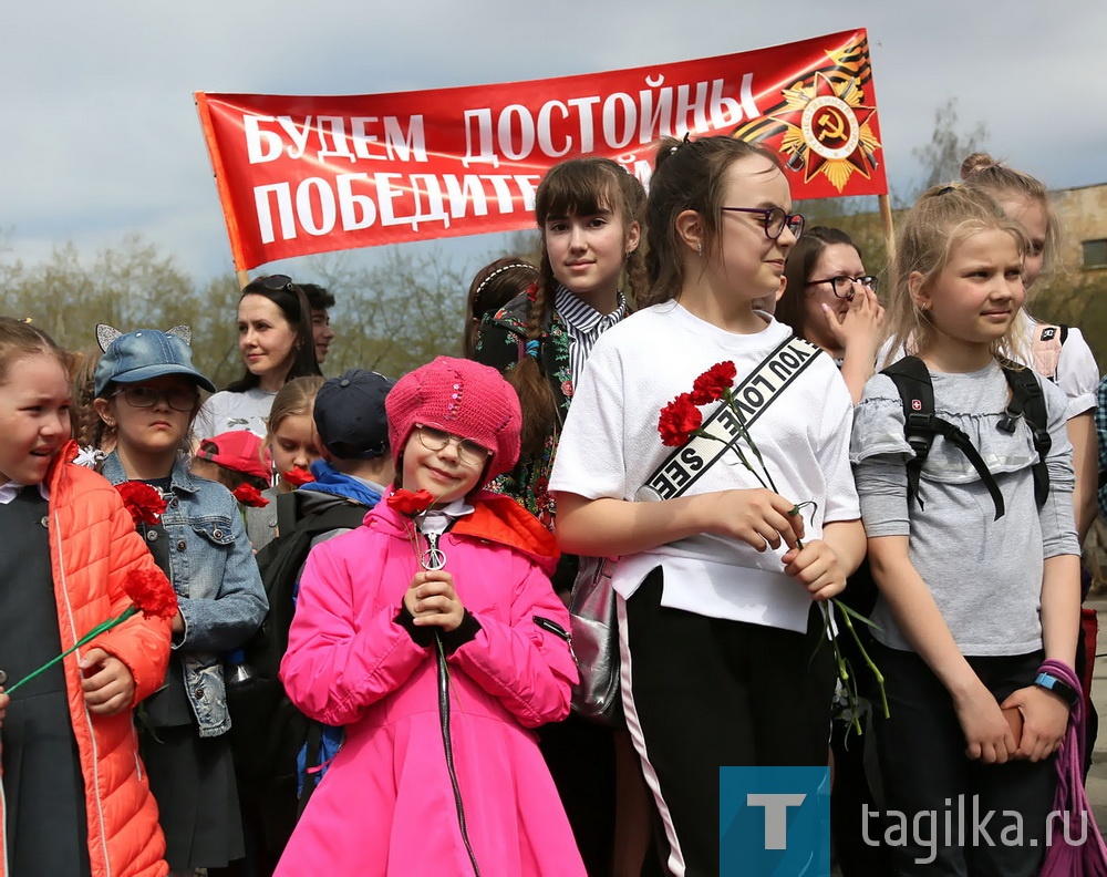 На площади ВМЗ у памятника работникам, павшим в годы войны, состоялся митинг, посвященный Дню Победы