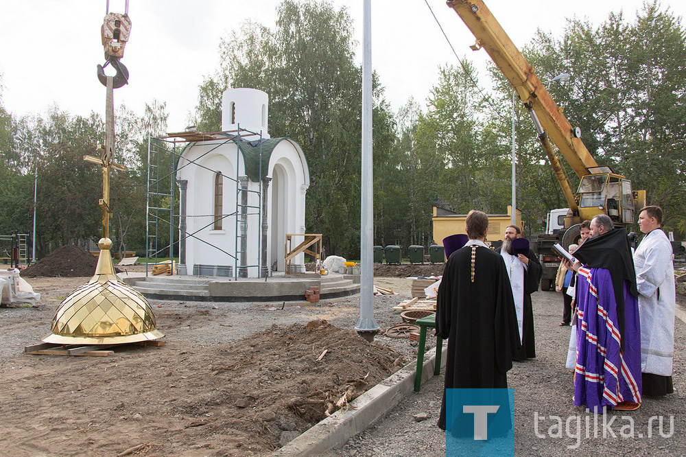 Установка купола и креста на часовню