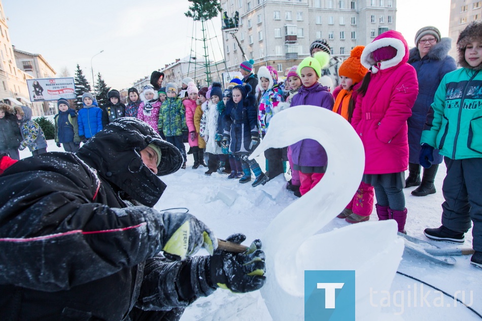 Неподалеку трудятся еще два профессиональных скульптора. Один из них занят лебедем, красиво выгнувшим шею. Вскоре к нему подходит группа детей – первоклассников из 32-й школы.
