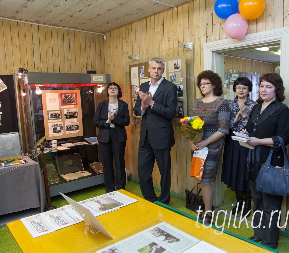 «Газета - зеркало города»

Официально газета «Тагиль-
ский рабочий» отметит свое
110-летие в мае, а вот подар-
ки начала получать уже сейчас.
Первый, конечно, выставка.
Второй – два диктофона, кото-
рые ей презентовала бывший
сотрудник редакции, директор
регионального центра корпо-
ративных отношений «Урал» 
ЕВРАЗа Елена Раудштейн.