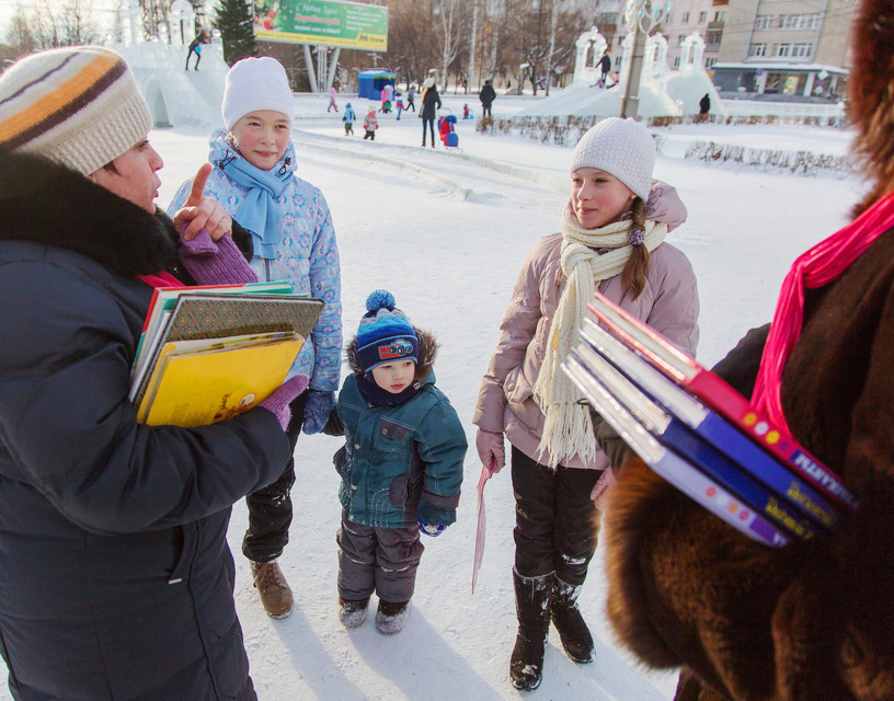 Семейный портрет с книгой в зимнем интерьере.Акция Ц.Б.