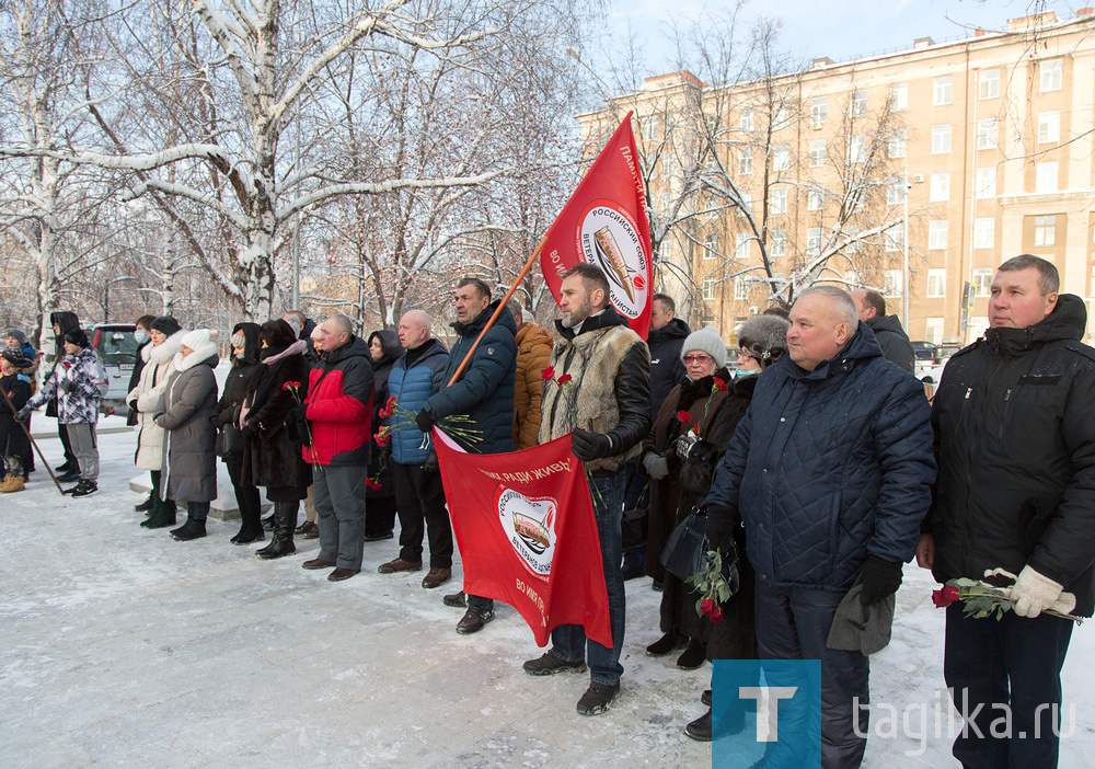 Память воинов, погибших выполняя интернациональный долг, почтили минутой молчания и возложили к памятнику цветы.

Ольга Дайбова
Фото Сергея Казанцева