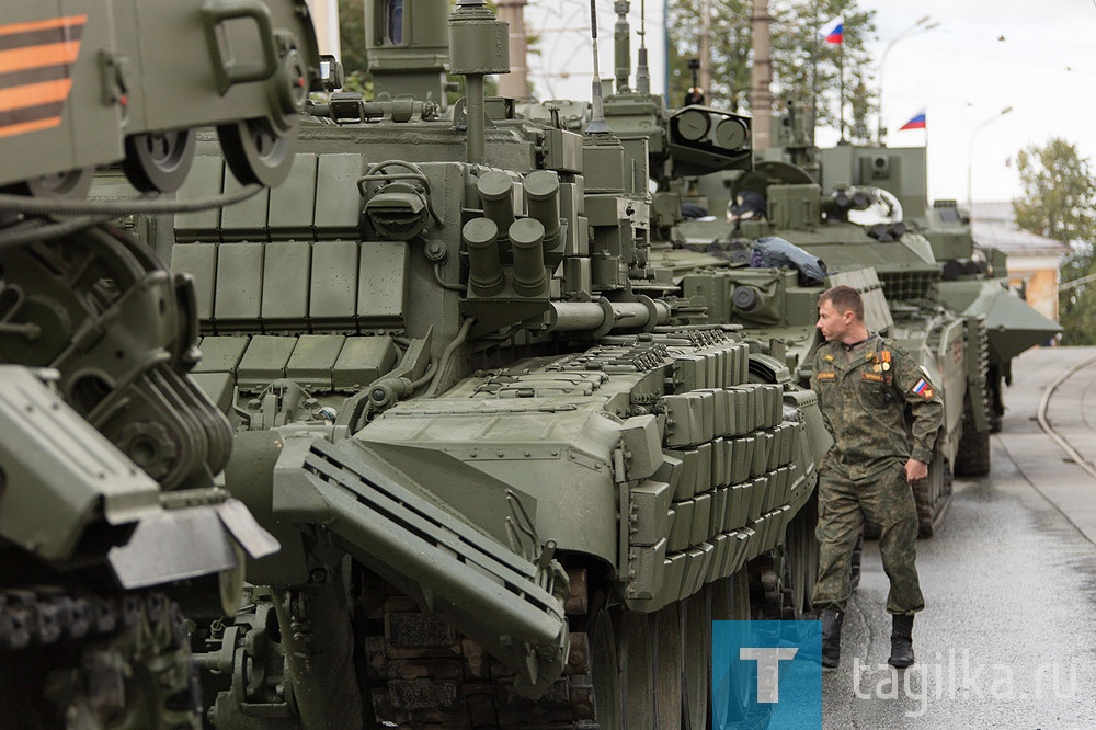 Все готово к началу прохождения военной техники по главной улице города