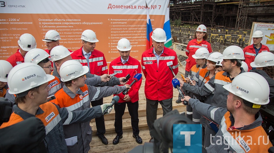 Установка памятной доски на месте строительства доменной печи N 7.