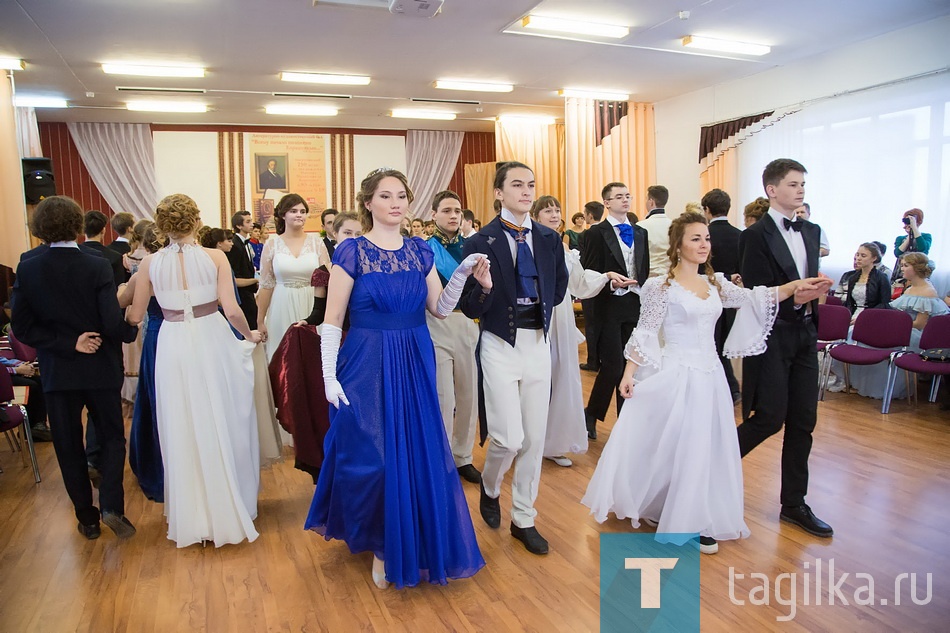 Примечательно, что старшеклассники не только элегантно и органично выглядели в необычных для них костюмах и образах, но и актерски точно отразили характеры исторических личностей: Пушкина, Вяземского, Авроры Демидовой-Карамзиной и других. Несомненным украшением постановки стали романсы, без которых не обходился ни один салонный вечер. Самым профессиональным было выступление десятиклассницы Ирины Чулковой. Ее серебряное сопрано действительно напомнило песню жаворонка, которую сочинил Михаил Глинка. 
