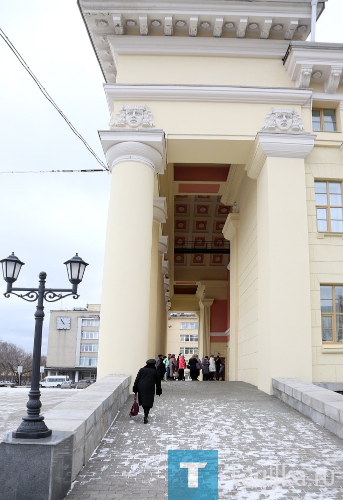 Кассы открылись в 11.00, но к этому времени у дверей уже стояла очередь из трех десятков человек. Они быстро заполнили небольшой зал театральных касс, а люди все подходили и подходили.