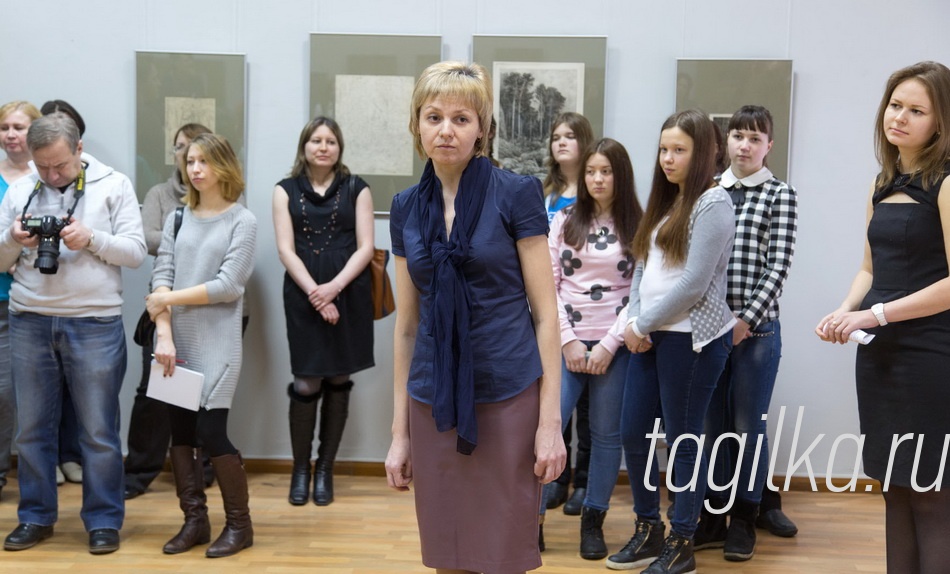 «Таинственно шумит лесная тишина…» Графика.

В Нижнем Тагиле графика Ивана Шиш-
кина экспонируется впервые, и у тагиль-
чан есть в запасе полтора месяца, чтобы
познакомиться с работами известного ху-
дожника.
Людмила ПОГОДИНА.
ФОТО СЕРГЕЯ КАЗАНЦЕВА. 