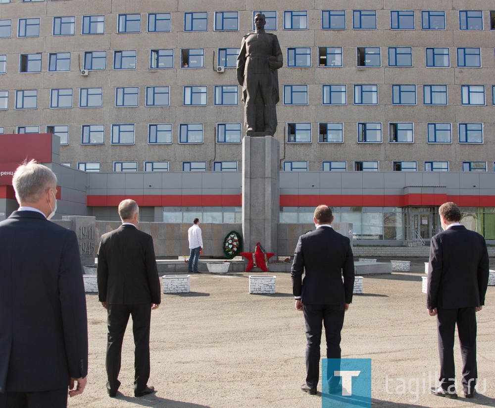 Глава Нижнего Тагила Владислав Пинаев возложил венки к памятникам горожанам, воевавшим в годы Великой Отечественной войны