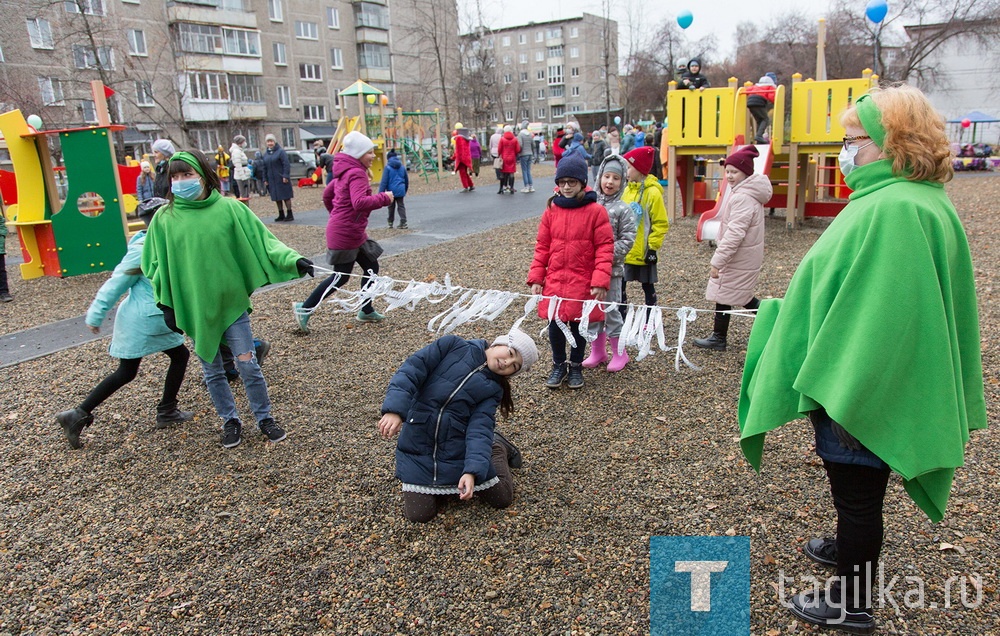 Праздник во дворе на улицах Ермака и Лебяжинской