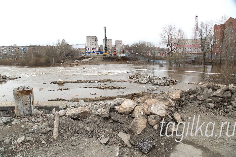 Половодье. Мост по Фрунзе.

Продолжается реконструк-
ция мостового перехода
на улице Фрунзе, одной
из главных транспортных арте-
рий Нижнего Тагила. Глава го-
рода Сергей Носов держит си-
туацию под личным контролем,
раз в неделю проводит совеща-
ния на объекте.