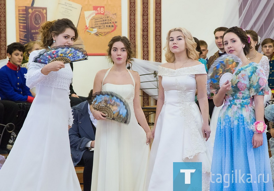 Поскольку Карамзину, по отзывам современников, удалось сблизить язык деревни и балов, то на его чествовании не могли не присутствовать ожившие персонажи из книг, которые теперь назвали бы бестселлерами: «Бедная Лиза» и «Наталья – боярская дочь». Коробейники, скоморохи, глашатаи и зазывалы внесли свой контрастный народный мотив. Еще один запоминающийся эпизод – инсценированный рассказ о тагильской находке, письмах Карамзиных, где много подробностей о семье Пушкина, с которым они были очень дружны.
