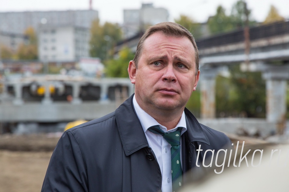 Выездное совещание по строительству моста через реку Тагил.

Владислав Пинаев.

Строительство моста идет в графике, хоть и с небольшим отставанием. Будем наверстывать упущенное. До конца следующей недели все балки будут завезены, смонтированы. Дорожники смогут приступить к своим обязанностям. Особого внимания требует действующий пешеходный мост. На следующей неделе промышленные альпинисты приступят к замене светильников, покраске старых металлических конструкций.

Текст Ольги Пляковой.