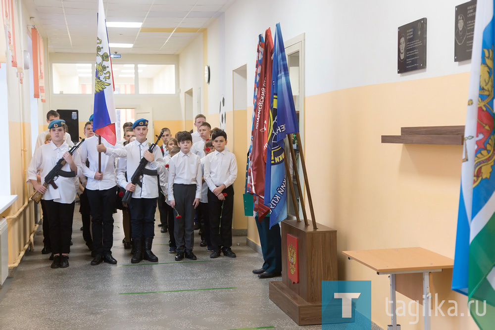 Торжественная церемония, посвященная открытию мемориальных досок выпускникам, погибшим при исполнении воинского долга, и посвящению в курсанты военно-патриотического клуба «НЕ_иГРУшки», состоялась в школе № 56. На мероприятии среди приглашенных гостей присутствовал глава города Владислав Пинаев. 

Руководство, педагоги и учащиеся школы № 56 собрались на линейку, чтобы отдать дань памяти выпускникам, сражавшимся на территории Чеченской республики. 