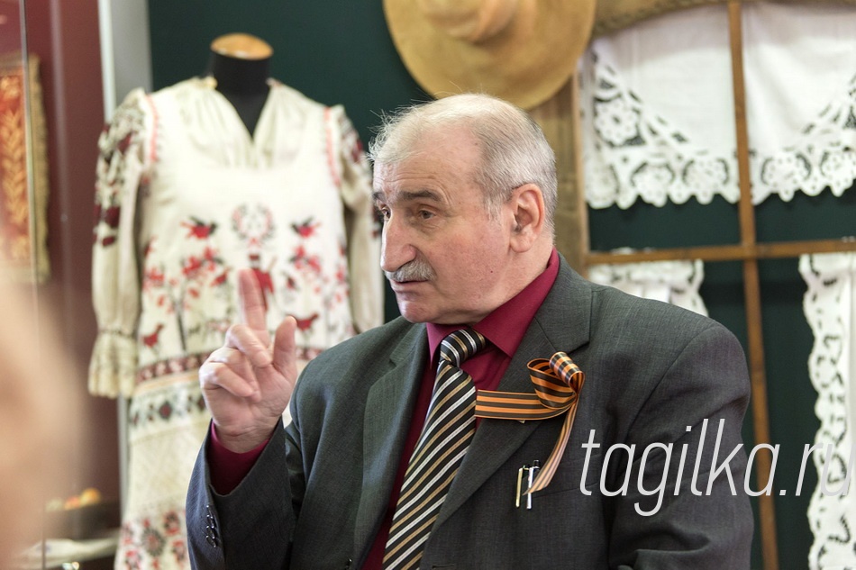 "Севастопольский вальс"

Собравшиеся в зале краеведы, учителя, журналисты, друзья поэта  увидели особый смысл в том, что эта  встреча  была организована  именно здесь, на выставке «Вместе дружная семья», посвященной культуре и традициям многонационального Нижнего Тагила.