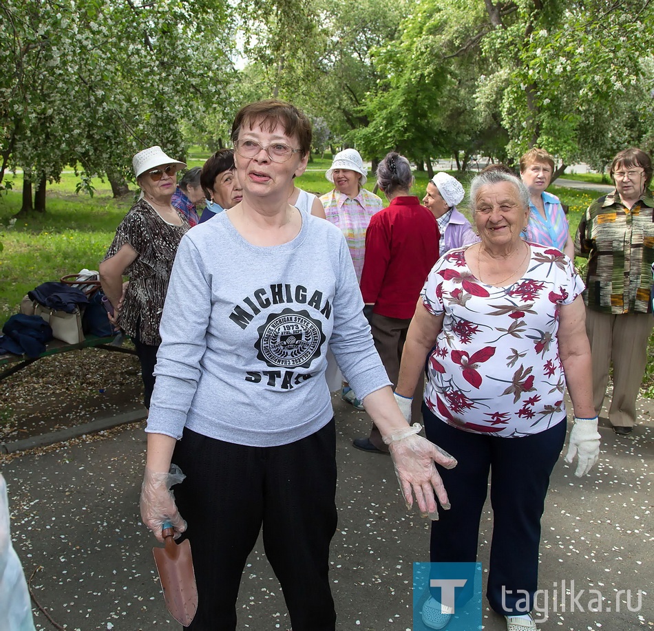 Посадка цветов в Комсомольском сквере