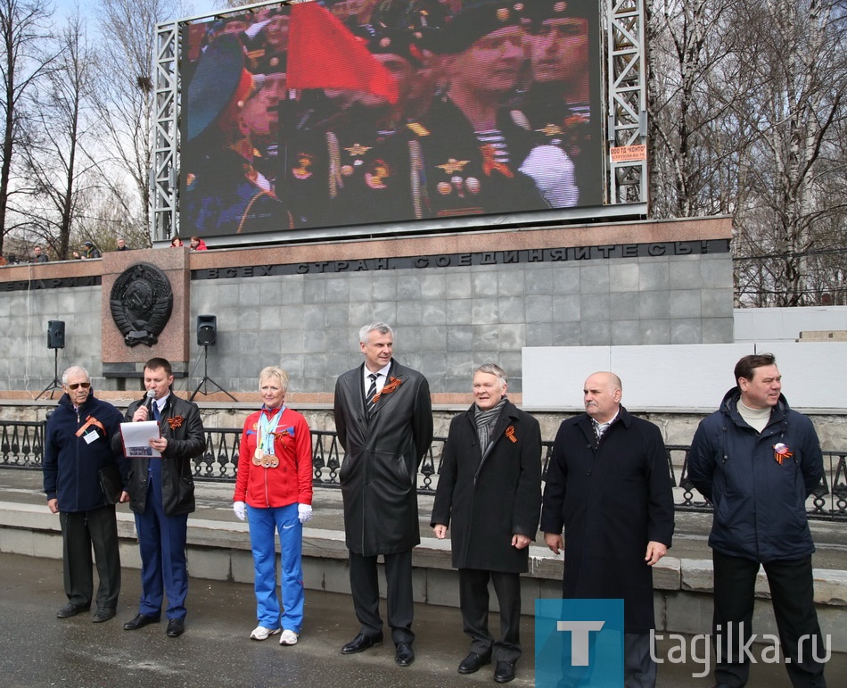  Глава города Сергей Носов поздравил всех с Днем Победы и пожелал успехов на спортивном поприще.
