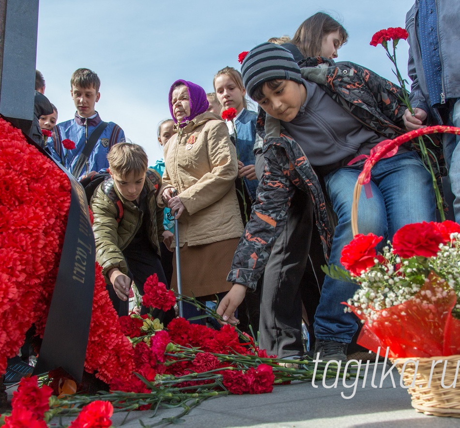 Митинг у памятника тагильчанам -Героям Советского Союза