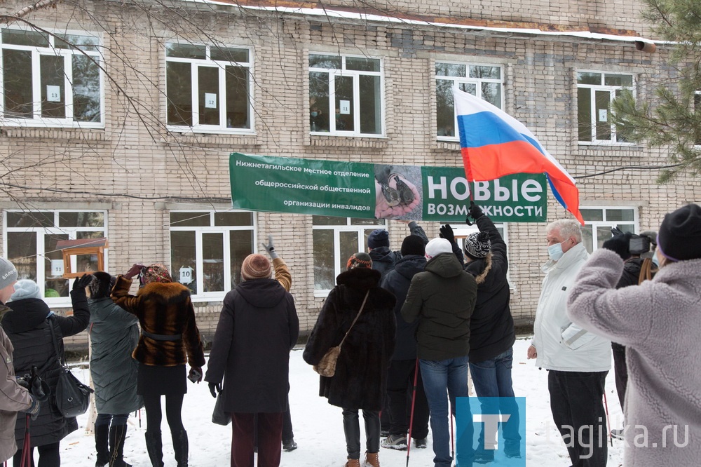 Сегодня эти слова дружно прокричали участники акции. Пациенты и медперсонал весело махали из окон в ответ на такое теплое приветствие.

К новым кормушкам ( старые, у забора больницы стоят давно) уже прилетали сойки и синицы, радуя людей своими голосами.

Наверняка здесь можно будет наблюдать и белок – их немало с лесу.

Акцию провели руководители и партнеры местного отделения всероссийской общественной организации «Новые возможности».

Участвовали и люди с инвалидностью.