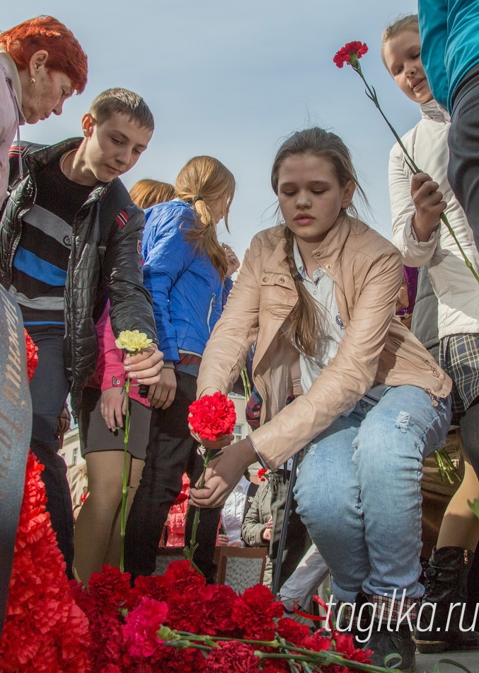 Митинг у памятника тагильчанам -Героям Советского Союза