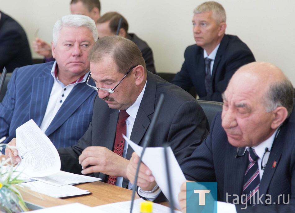 Тагильская практика получения внебюджетных доходов уже рекомендуется к применению несколькими областными министерствами.


Для более четкого понимания экономической ситуации прошлого года, достаточно назвать несколько цифр из отчета об исполнении бюджета-2015, который сегодня также был представлен на Думе и одобрен парламентариями. 
Убытки предприятий нашего города за отчетный период превысили доходы на восемь миллиардов. Почти 70 процентов местного бюджета ушло на финансирование социальной сферы. Около пяти миллиардов рублей из десяти, составляющих местную казну, направлено на заработную плату.