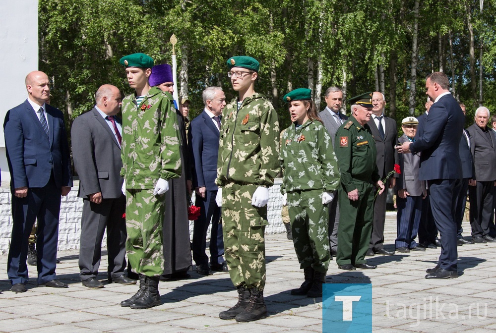 78 лет назад началась Великая Отечественная война.   1418 дней продолжался боевой и трудовой подвиг советского народа.   В День памяти и скорби на мемориале центрального кладбища Нижнего Тагила  собрались представители разных поколений: ветераны, работник