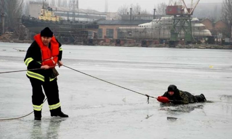 Спасатели эвакуировали детей с середины водоема