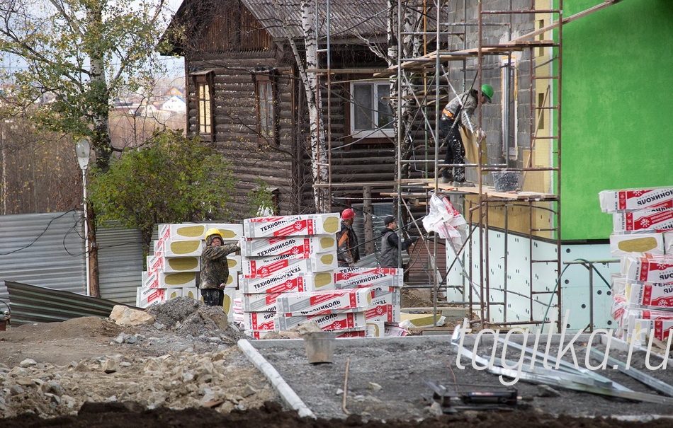 Как сообщили в управлении городским хозяйством Администрации города, данные жилые дома должны быть сданы уже в этом году для переселения 89 семей из 10 аварийных домов. Всего в новое жилье въедут 230 тагильчан.