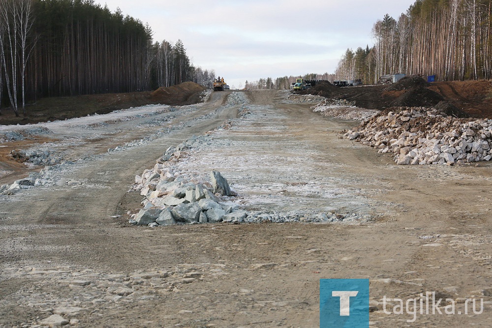 Строительство моста через Тагильский пруд по-прежнему идет в круглосуточном режиме