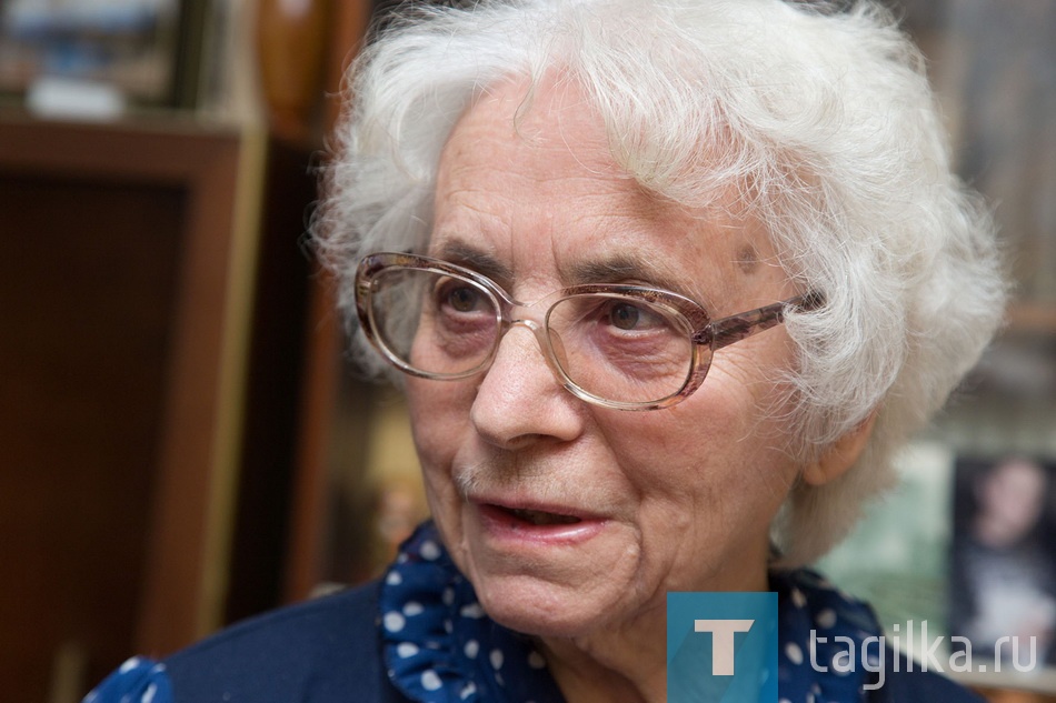 Ирина Белавина – преподаватель и исследователь,
которого с благодарностью вспоминают коллеги и сту-
денты. За почти пять десятков лет работы в Нижнета-
гильском педагогическом институте на кафедре хи-
мико-биологического факультета у нее около 5 тысяч
выпускников. Леонард Белавин – известный в городе
хирург, поэт, изучал историю медицины в Нижнем Таги-
ле. Вместе они путешествовали, собирали коллекцию
минералов, читали лекции в школах. 