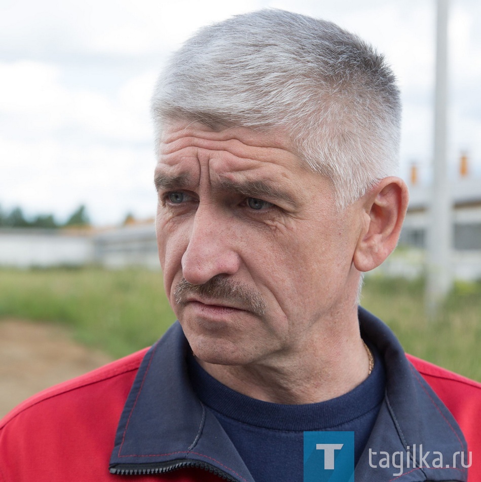 Агрокомплекс "Горноуральский"

Сергей Миков

Помимо цеха откорма суще-
ствует цех воспроизводства, но
туда попасть практически не-
возможно – санитарные тре-
бования запрещают проход
посторонних. По словам глав-
ного технолога агрокомплекса
Сергея Микова, на каждом
участке – особые условия: для
содержания холостых и супо-
росных свиноматок, для опоро-
са и доращивания поросят. Чем
старше становится животное,
тем ниже температура, в кото-
рой ему комфортно. Сначала
поросенок находится в корпусе,
где поддерживается 30-градус-
ная жара, постепенно привы-
кает к прохладе. В цехе откор-
ма он набирает вес в условиях
18-градусной температуры. 