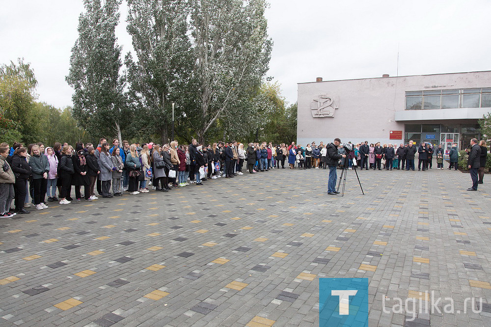 Глава Нижнего Тагила Владислав Пинаев принял участие в открытии после реконструкции общественной территории возле медицинского колледжа, сообщает пресс-служба администрации города.

Объект стал первым из четырех зон отдыха и досуга, благоустроенных в 2021 году в рамках национального проекта «Жилье и городская среда».

Менее чем за пять месяцев на заброшенном участке появилось современное уличное освещение, вымощенные тротуарной плиткой дорожки, двухуровневая сцена, декоративные арки, лавочки и клумбы.

Мэр поздравил тагильчан с открытием нового общественного пространства, объединившего территорию старейшей поликлиники города, стационар Демидовской больницы и здание колледжа, где готовят молодые кадры.

Он отметил, что название аллеи символично не только из-за места расположения, но и связано с важностью профессии врача для общества и государства.

«2021 год в Свердловской области объявлен Годом медицинского работника. И это закономерно, ведь именно люди в белых халатах первыми встретили вызов пандемии. Этот объект - наша дань уважения мужеству и профессионализму ветеранов и сегодняшних врачей, фельдшеров, медсестер, младшего персонала, на которых лежит колоссальная нагрузка и ответственность за спасение сотен и тысяч человеческих жизней», - сказал Владислав Пинаев.

Также он особо отметил значимость поддержки Правительства Свердловской области и губернатора Евгения Куйвашева в реализации таких социально-значимых проектов.

На торжественное мероприятие собрались представители трех поколений тагильских медиков.

Почетным гостем праздника стала участница Великой Отечественной войны, ветеран медицинской службы Клавдия Махьянова.

Совсем юной девочкой она ушла добровольцем на фронт.

Служила в 171-м медсанбате 123-го запасного стрелкового полка 34-й ударной армии. Награждена Орденом Красной Звезды.

Май победного 1945-го встретила в Берлине и оставила автограф на стенах поверженного Рейхстага.

Пятьдесят лет Клавдия Васильевна посвятила медицине.

«Рада, что нашей профессии уделяют столько внимания, - поблагодарила она. – Медицина стоит на защите здоровья в тылу, но когда нужно – действует на передовой, как это сейчас и происходит. Врачи всеми силами борются с врагом – коронавирусом».

Продолжателями традиций тагильской медицины совсем скоро станут и сегодняшние студенты, чтобы продолжать движение милосердия.

В новой аллее они будут давать клятву верности профессии.

Многие из них уже сейчас стремятся помогать окружающим.

Волонтеры медколледжа работают в больницах и поликлиниках, ведут просветительскую деятельность среди населения.

Глава города поблагодарил всех представителей самой гуманной профессии за чуткость и верность долгу.

Он сказал, что за почти 300-летнюю историю в Нижнем Тагиле было много врачей, для которых служение людям стало призванием, чьи имена с благодарностью и теплотой вспоминают жители города.

В их честь в аллее установят памятник.

Его эскиз разрабатывают талантливые скульпторы Иван Дубровин и Михаил Баскаков.

Монумент перед входом в здание колледжа появится в следующем году.