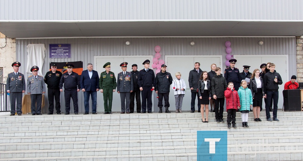 Сегодня в Нижнем Тагиле появилась новая мемориальная доска, посвященная милиционеру вневедомственной охраны Андрею Аргаузову. Тагильчанин погиб при задержании вооруженных преступников 25 лет назад. Сержант милиции был награжден «Орденом Мужества» посмертно.