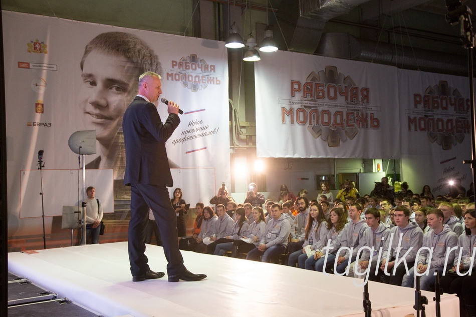 Молодежный форум.

Главная цель форума - сфор-
мировать профессиональное
сообщество и мотивировать
студентов после окончания уче-
бы идти работать по специаль-
ности. На предприятиях, под-
черкнул первый заместитель
председателя правительства
Свердловской области Влади-
мир Власов, несмотря на тяже-
лую экономическую ситуацию,
высока потребность в специа-
листах высокого класса.