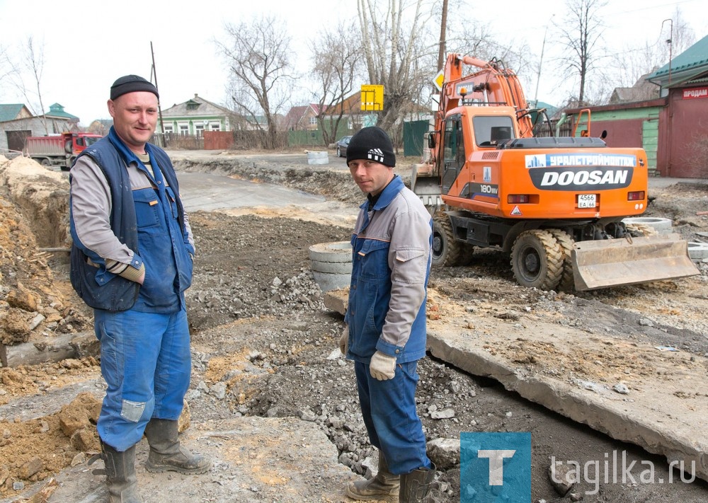 Монтажники наружного трубопровода Алексей Смирнов и Андрей Ворона на этом объекте с начала строительства. Они и рассказали, как создается «слоеный пирог» на трассе Грибоедова. После выборки старого покрытия дорожники отсыпали слой песка, на него уложили диаспан – водоотталкивающую ткань, затем вновь песок, а следом уже крупный шлак с песком (песок заполняет пустоты в шлаке). Последний слой перед асфальтированием – мелкий шлак. И все это время не прекращается работа катка, который неделями, снуя туда-сюда, утрамбовывает и укатывает все дорожные пласты. 
