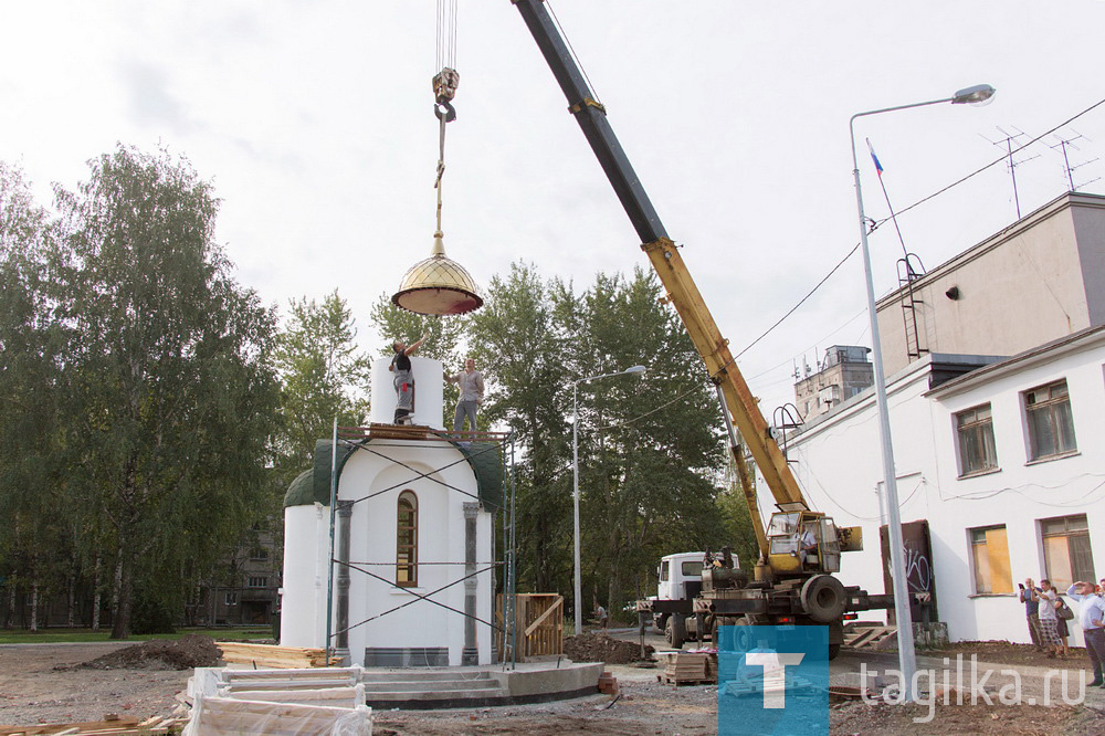 Установка купола и креста на часовню